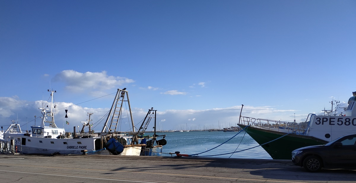 porto di San Benedetto, scorcio della banchina con un peschereccio